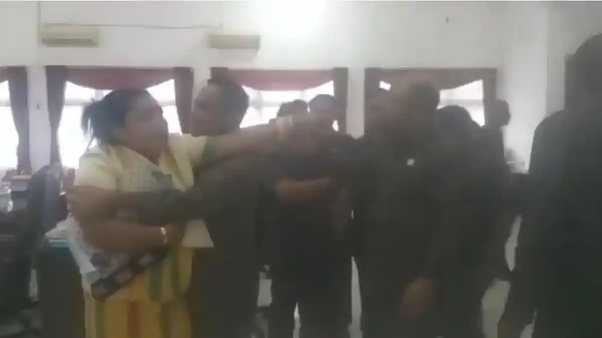 Anggota DPRD Belu Walde Berek Berontak di Ruang Sidang
