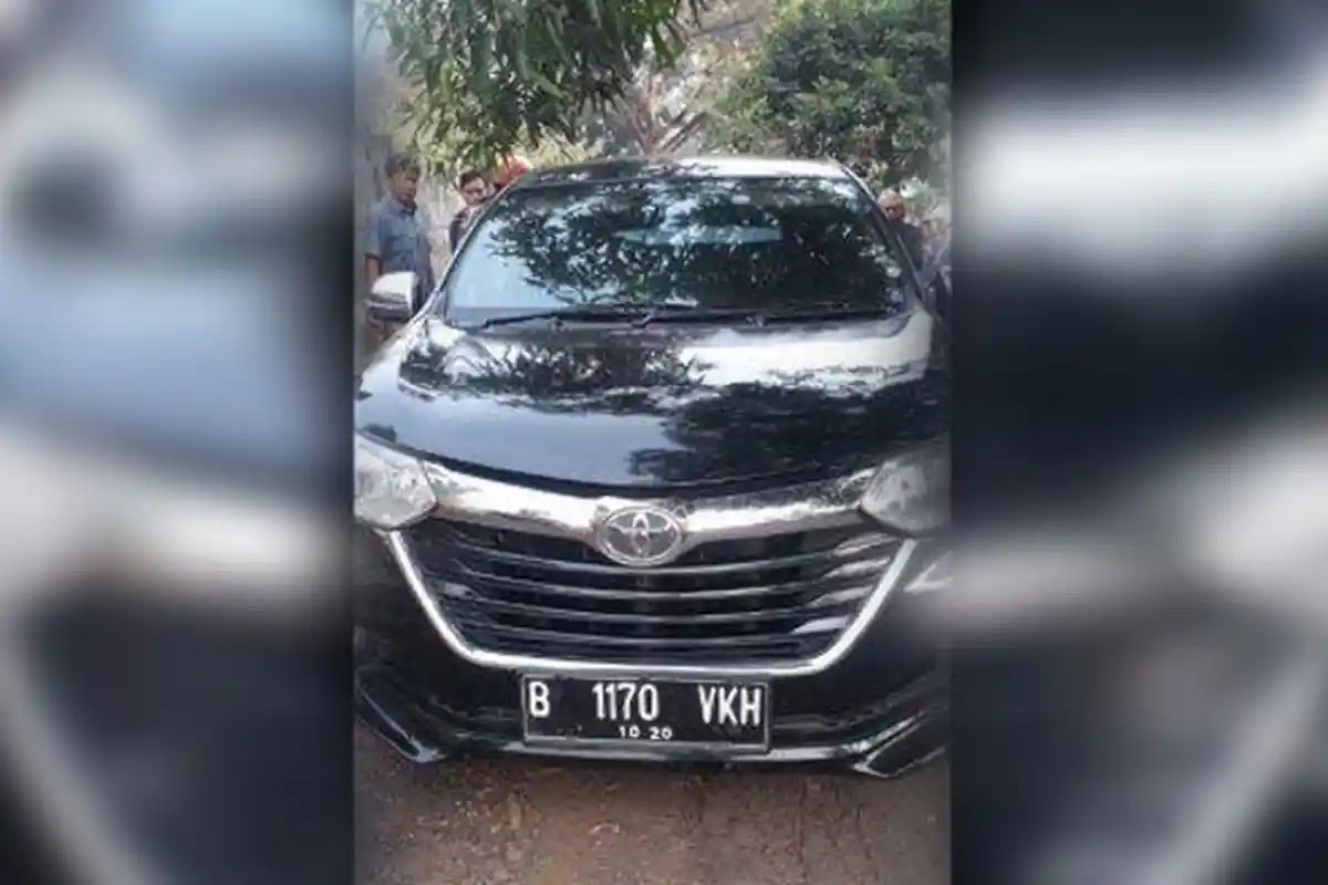 Penemuan Mayat Dalam Mobil yang Terparkir di Tengah Jalan, Ada Banyak Lubang di Kaca