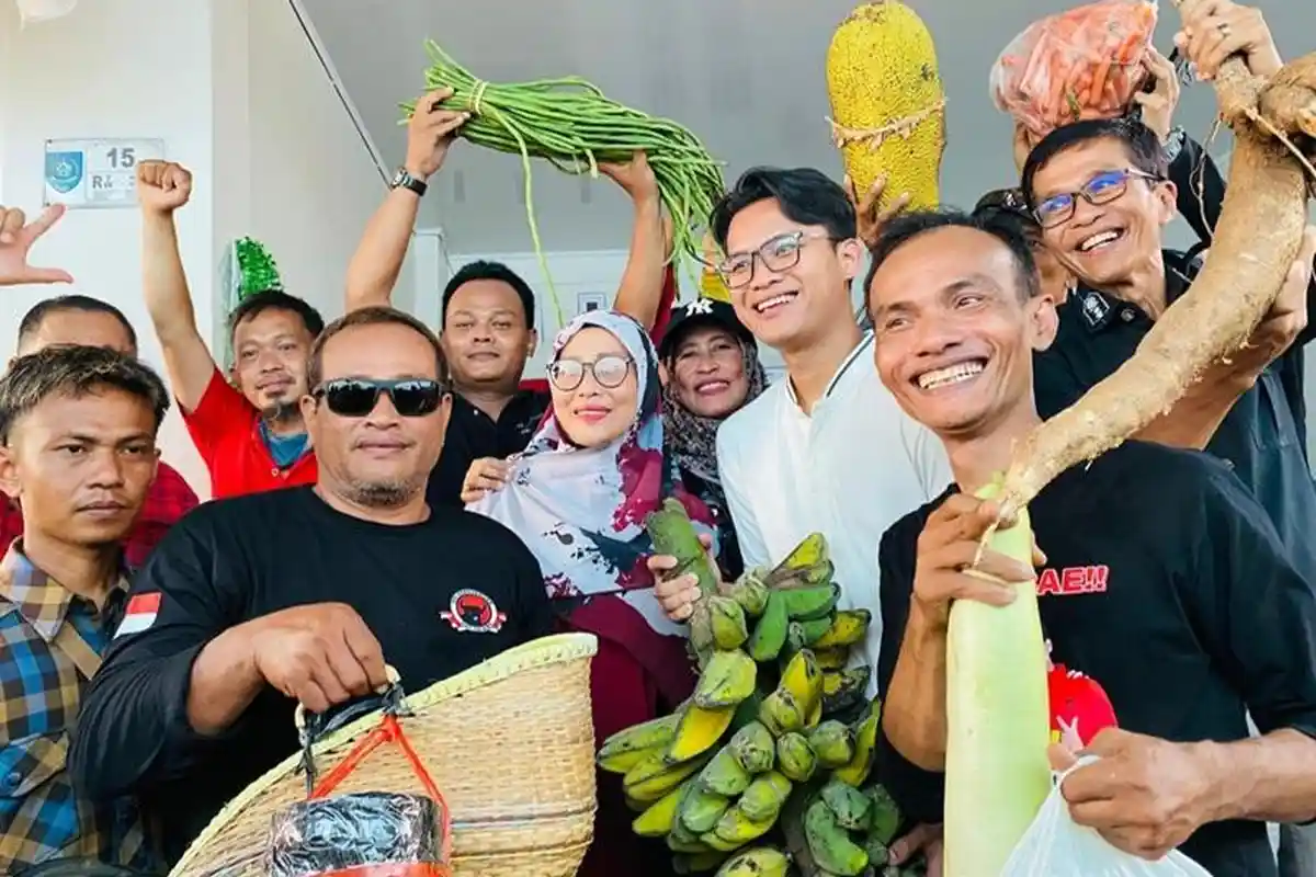 Cawabup Tegal Syaeful Mujab Dapat Dukungan Dari Koalisi Rakyat Berupa Hasil Bumi dan Ayam Jago