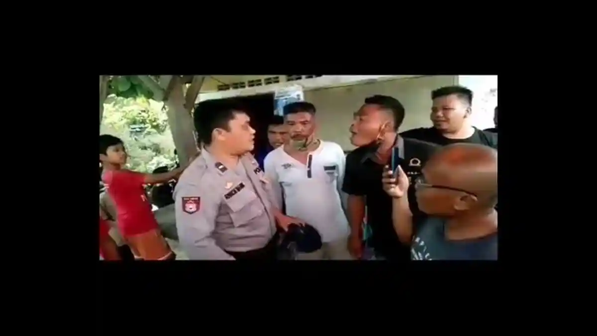 Polisi Dikerubungi Preman hingga Diajak Berkelahi, Cuma Dibalas dengan Senyum