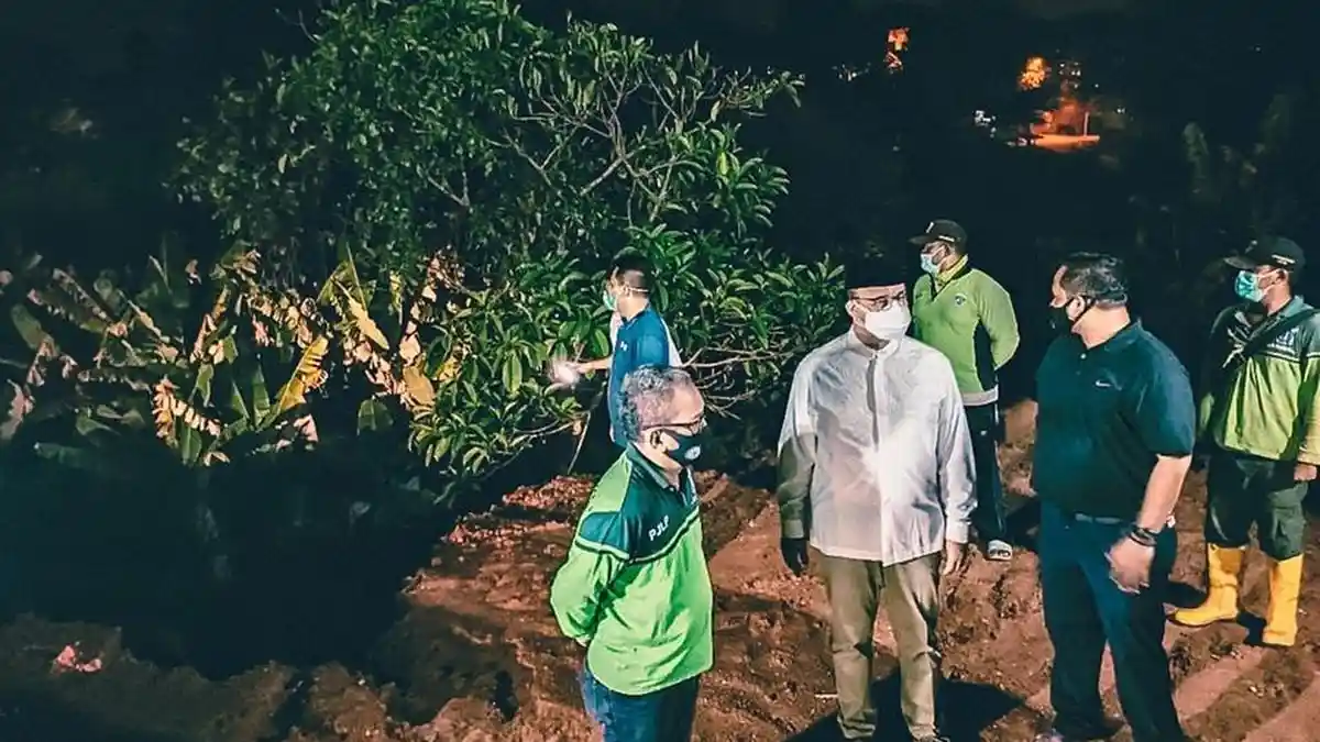 Sidak ke TPU Pondok Ranggon Sabtu Malam, Gubernur Anies: 45 Jenazah Dikubur Hari Ini