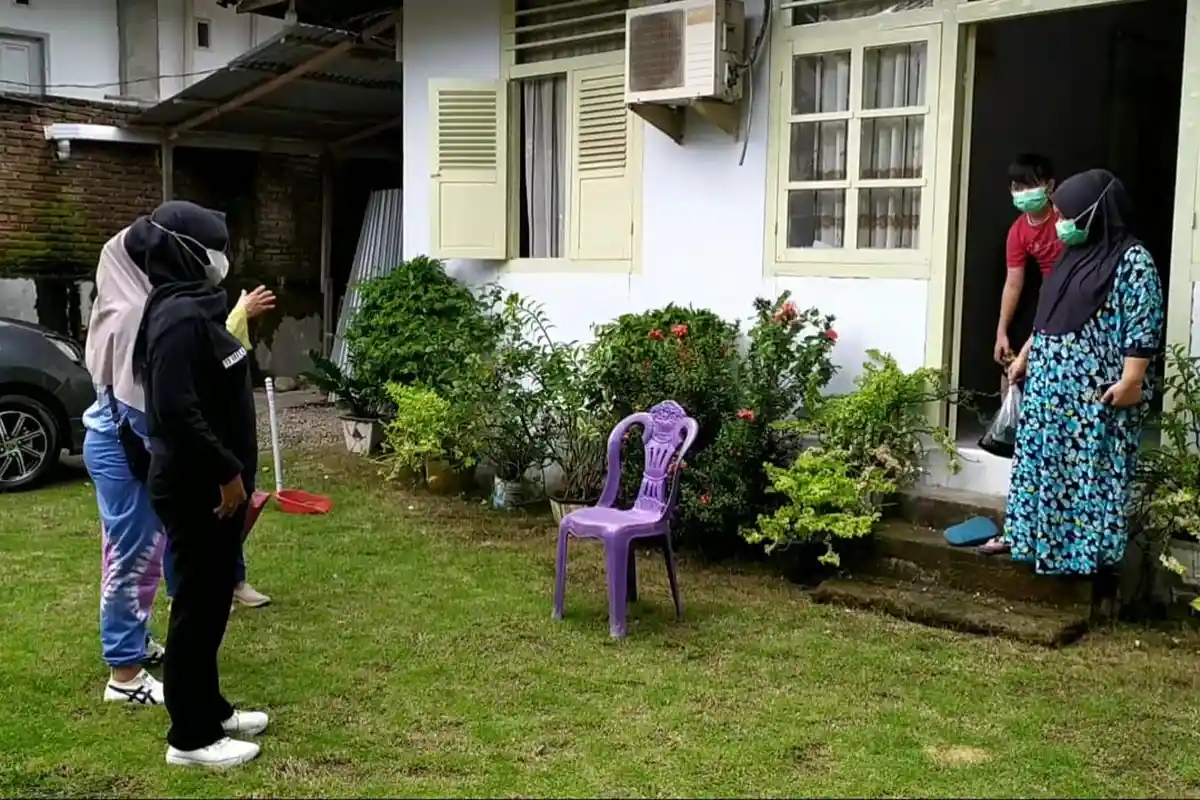 Warga Mogolaing Gotong Royong Bawa Makanan Untuk Pasien Covid 19 yang Isoman