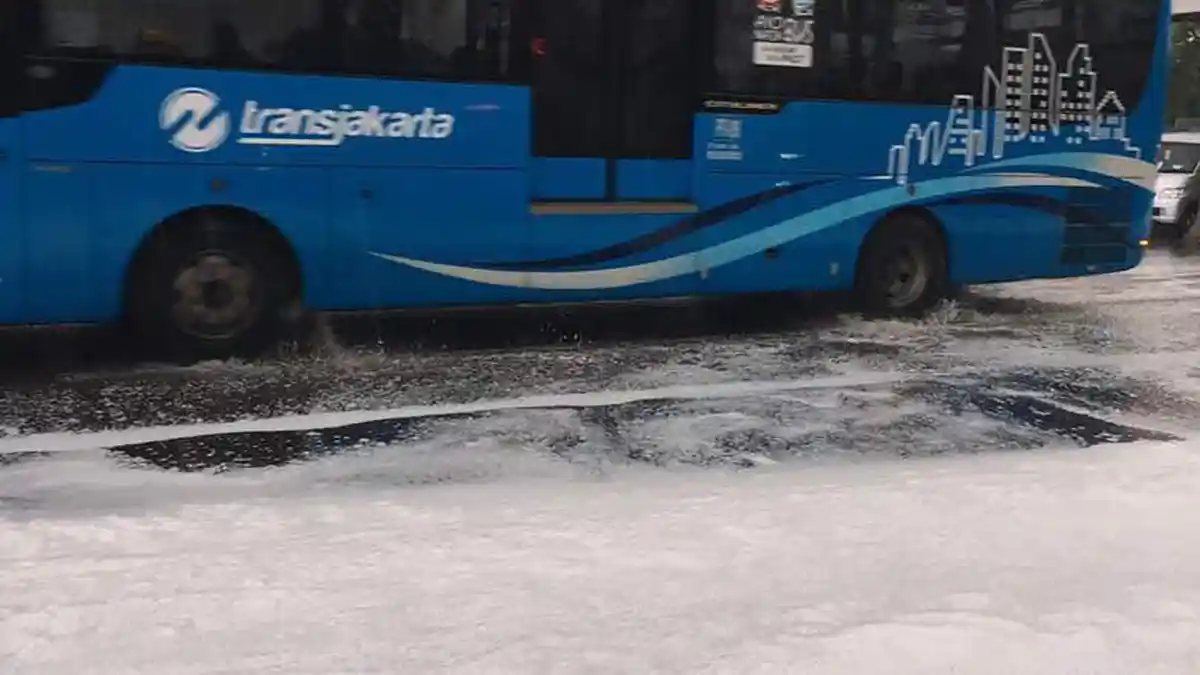 Busa 'Salju' di Jalanan Sudirman Bakal Diperiksa Kandungan Kimianya