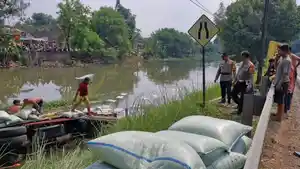 Petugas-saat-di-lokasi-truk-tercebur-sungai.jpg