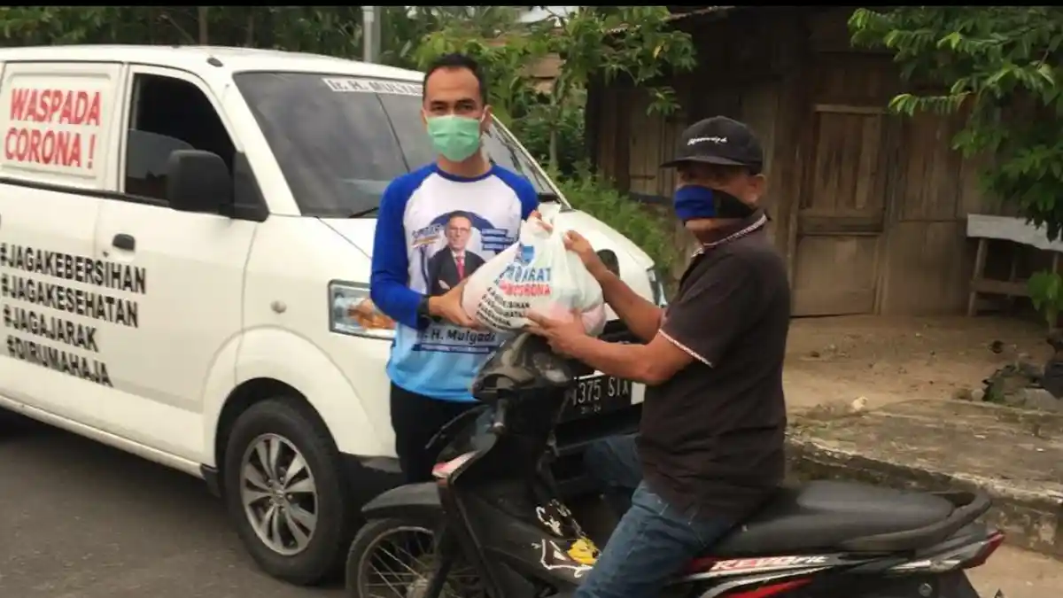 Opang Payakumbuh Terima Bantuan Sembako dari Mulyadi di Tengah Pandemi