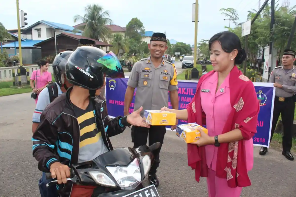 Bhayangkari Kapuas Hulu Bagi Takjil Gratis ke Warga Putussibau