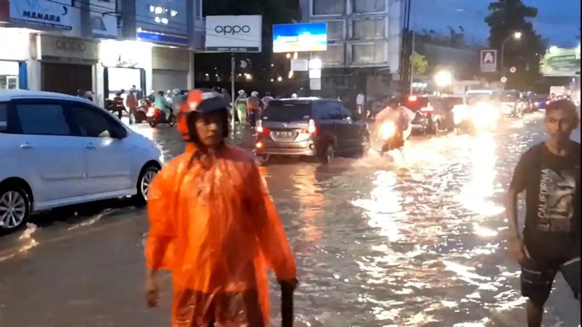 Jalan Raya Passo Ambon Tergenang Banjir, Warga Terpaksa Dorong Motor
