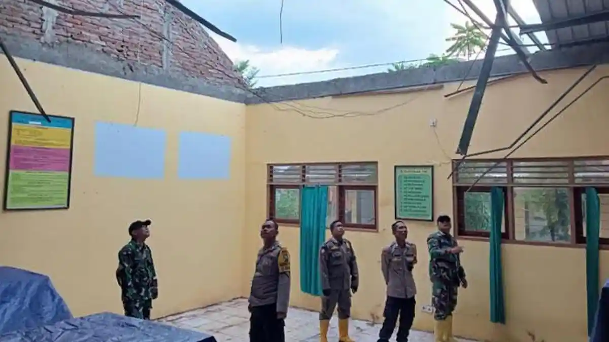 Bojonegoro Diterjang Puting Beliung, Kandang dan Atap Perpustakaan Sekolah di Ngasem Runtuh