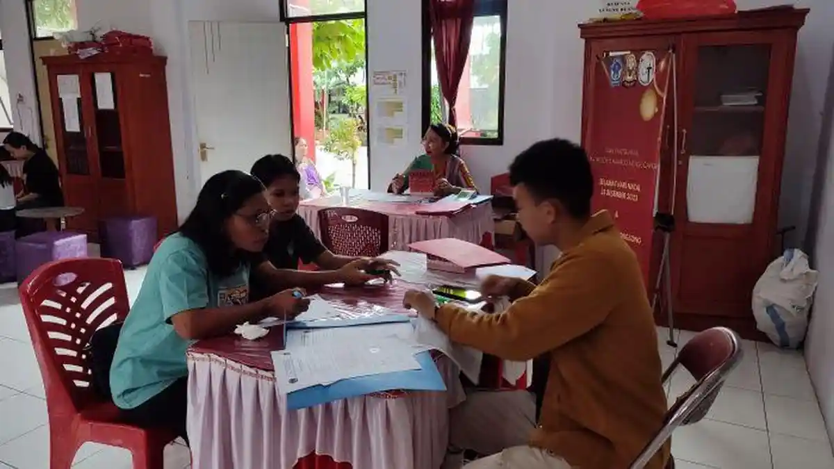 Potret Peserta Didik Baru yang Lulus Pendaftaran Melakukan Verifikasi Data Manual di SMAN 3 Manado