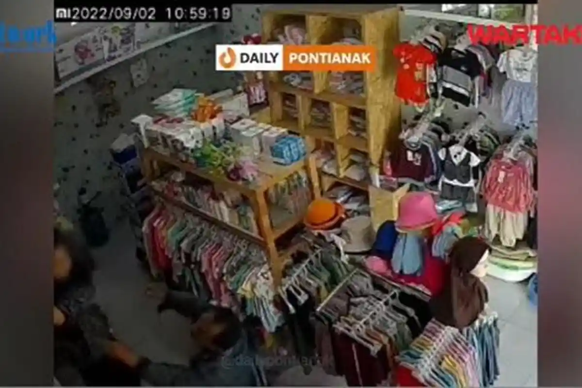 Modus Pura-pura Menjatuhkan Kunci, Seorang Pria Melecehkan Wanita Dengan Mencium Kakinya