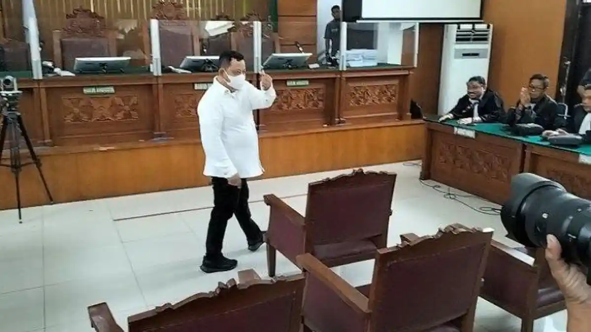 Dijatuhi Vonis 15 Tahun, Kuat Maruf Tetap Bergaya Santai, Pamer Salam Metal ke Jaksa