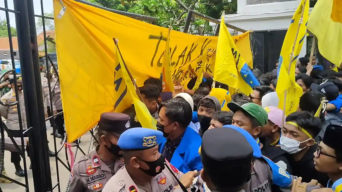 Pagar DPRD Indramayu Dijebol Mahasiswa saat Aksi Unjuk Rasa, Mahasiswa: Kami Hanya Ingin Didengar