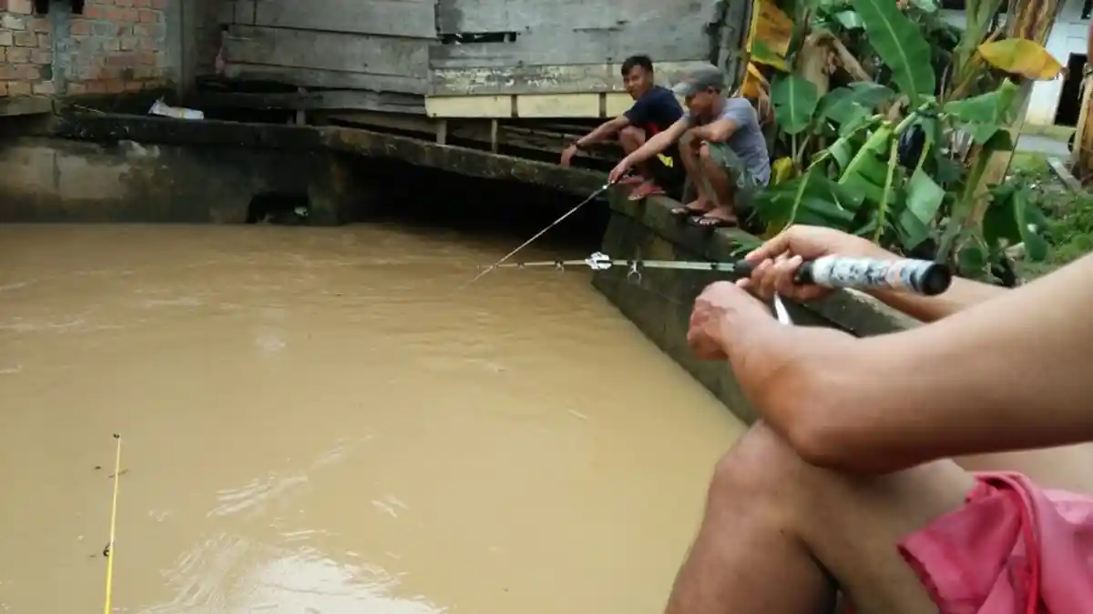 Intel Polisi Nongkrong di Empang Ngajak Patungan Beli Lele Warga Tak Menduga