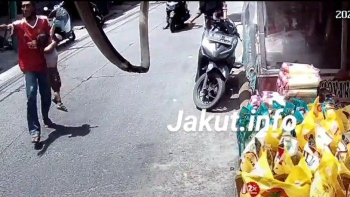Kakek Mamat Saudi Kejar Maling Motor Sambil Gendong Cucu, Aksinya Terekam CCTV 