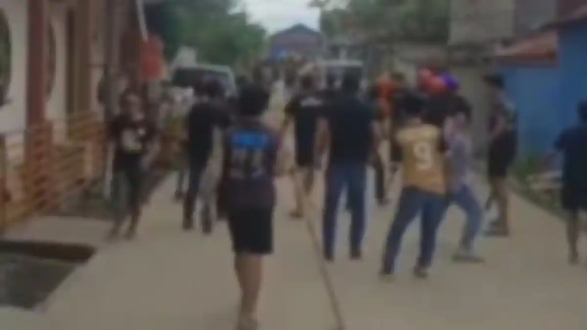 BREAKING NEWS Tawuran 2 Kelompok Warga di Kolaka Sulawesi Tenggara, Saling Serang Batu, Bawa Sajam