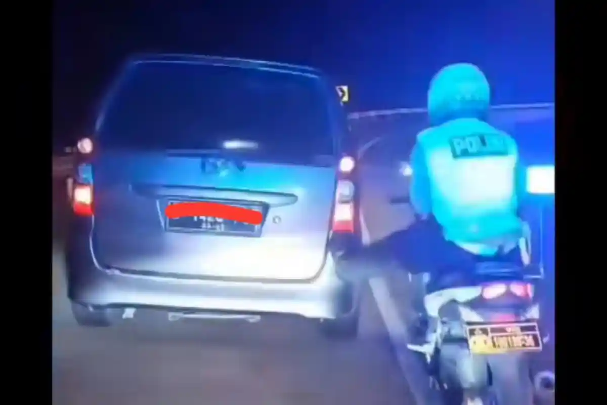 Viral Aksi Polisi Subang Stut Mobil Pemudik yang Mogok di Tol, Netizen Khawatirkan Kaki Pak Polisi