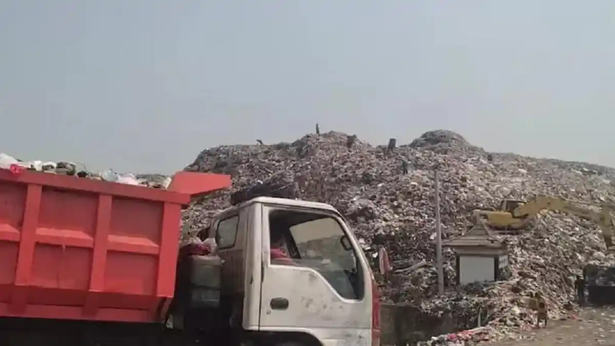 TPA Jalupang di Karawang Overload, Tinggi Gunungan Sampah Capai 15 Meter