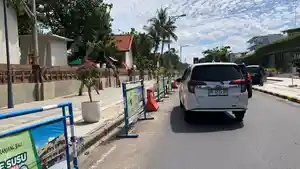 Rambu-larangan-parkir-yang-ada-di-sepanjang-jalan-Pantai-Kuta.jpg