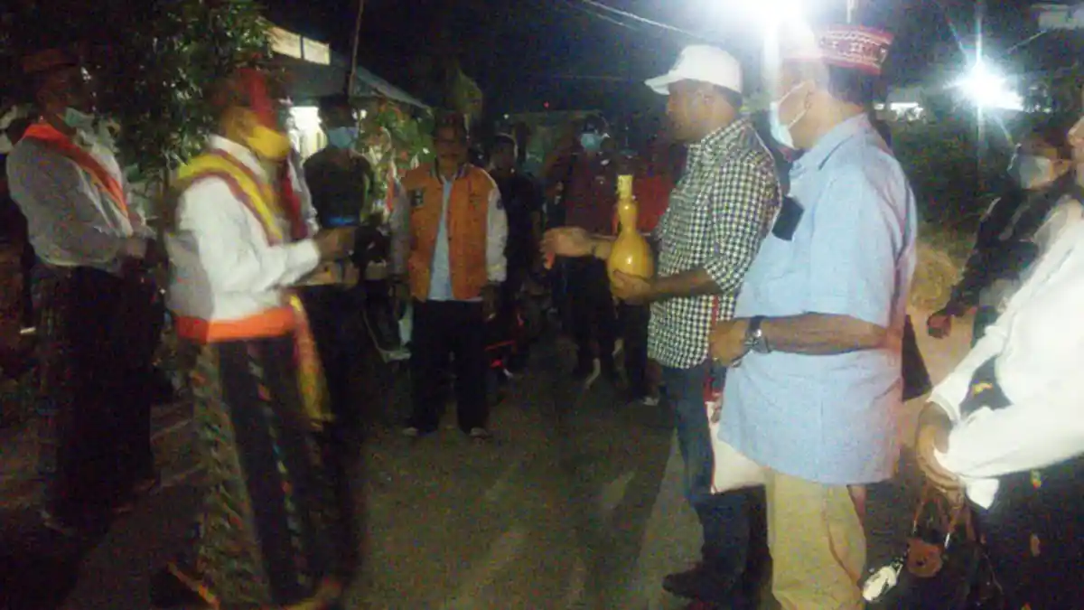 Paket AG Disambut Ritual Adat di Wae Kesambi