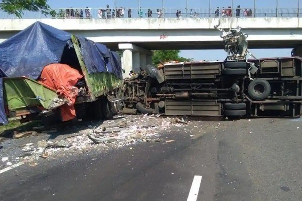 UPDATE Kecelakaan di Tol Cipali, 4 Orang Dikabarkan Tewas, 3 Kendaraan Ringsek, Ini Identitas Korban