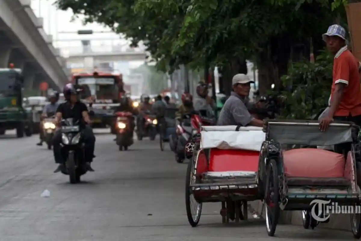 Bangunkan Tukang Becak yang Tertidur di Kursi Penumpang, Warga Terkejut Temukan Hal Tak Terduga