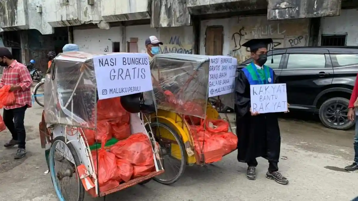 Bagi 1000 Nasi Bungkus Gratis Saat Wisuda, Mahasiswa IAIN Ambon Panen Pujian Netizen