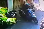 Ditinggal Pemiliknya Mengaji di Musala, Honda Beat Raib Digondol Pencuri, Pelaku Terekam CCTV