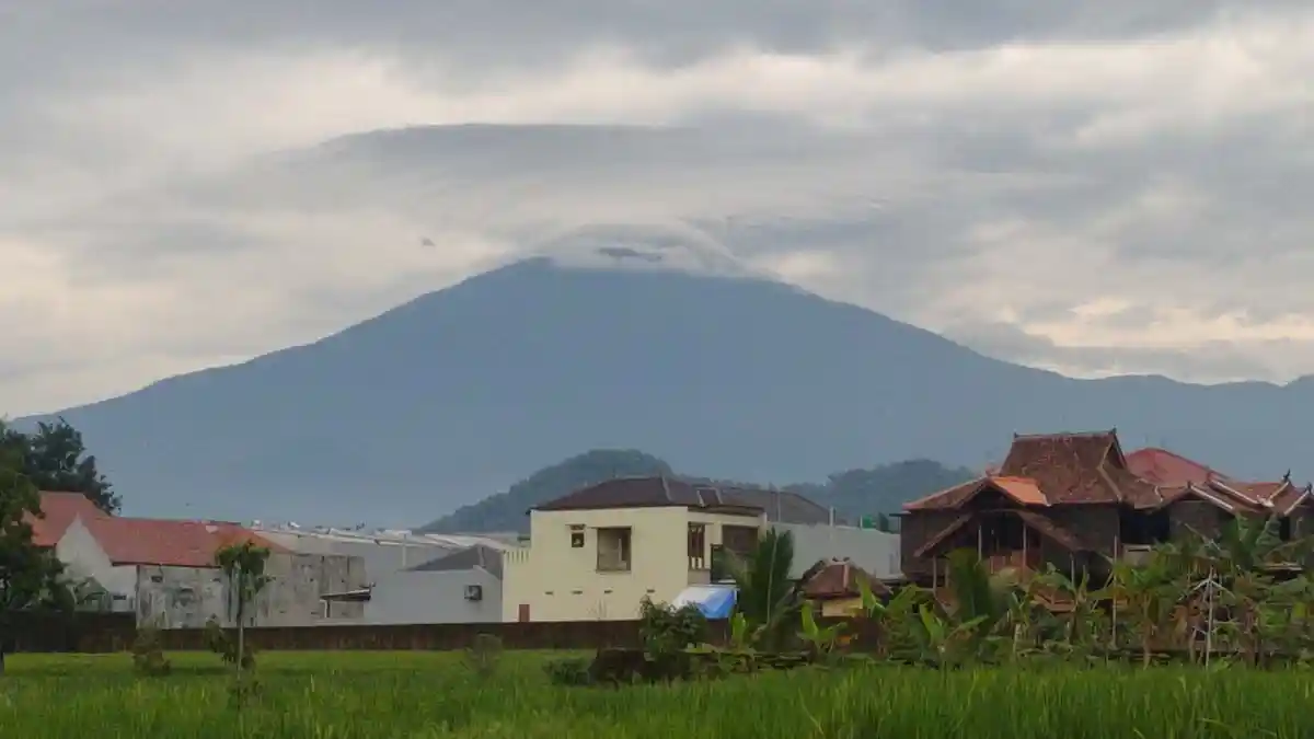 Tadi Sore Awan Mirip UFO Selimuti Puncak Gunung Ciremai, Jarang Terjadi di Sore Hari