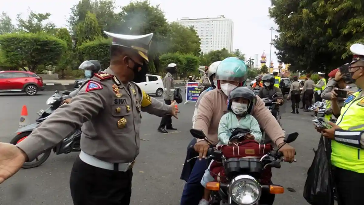 Pengendara Motor di Simpanglima Terkejut Ada Operasi Polisi, Ternyata Diminta Ikut Vaksinasi Booster