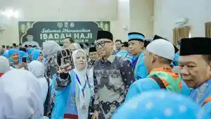 Gubernur-Lampung-Rahmat-Mirzani-Djausal-lepas-jemaah-calon-haji.jpg