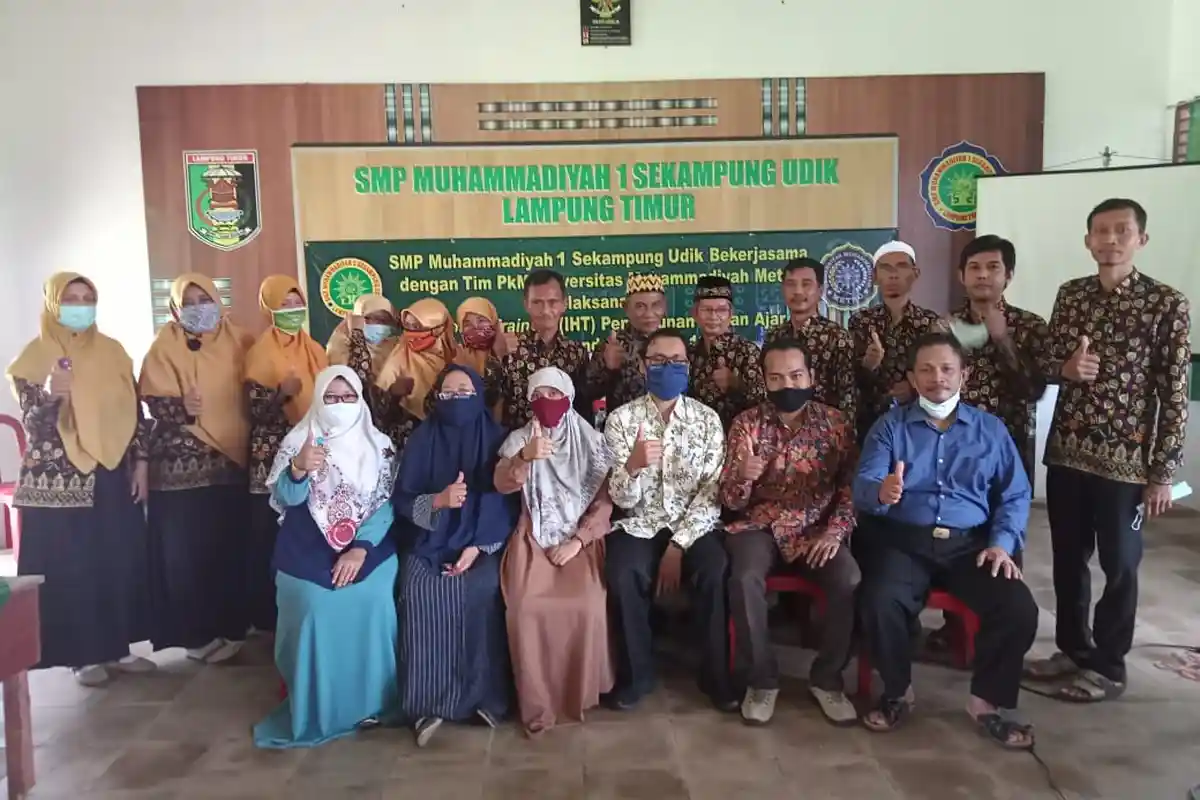 Dosen UM Metro Beri Pelatihan Penyusunan Bahan Ajar di SMP Muhammadiyah 1 Sekampung Udik