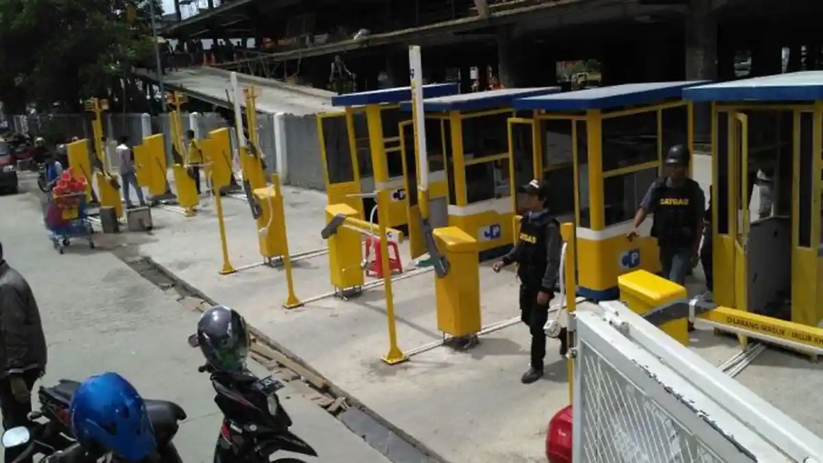 Serobot Jalur Pedestrian, Pos Parkiran Mal Panakkukang Dibongkar - pos-parkir-mal-panakkukang-dibongkar_20170102_142304.jpg