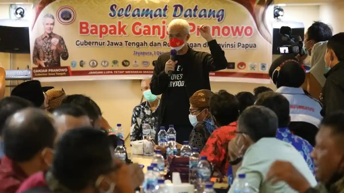 Warga Jawa-Madura yang Merantau ke Papua Semringah Bertemu Ganjar Pranowo - ganjar-pranowo-menyempatkan-diri-bersilaturahmi-dengan-warga-jawa-madura-5.jpg