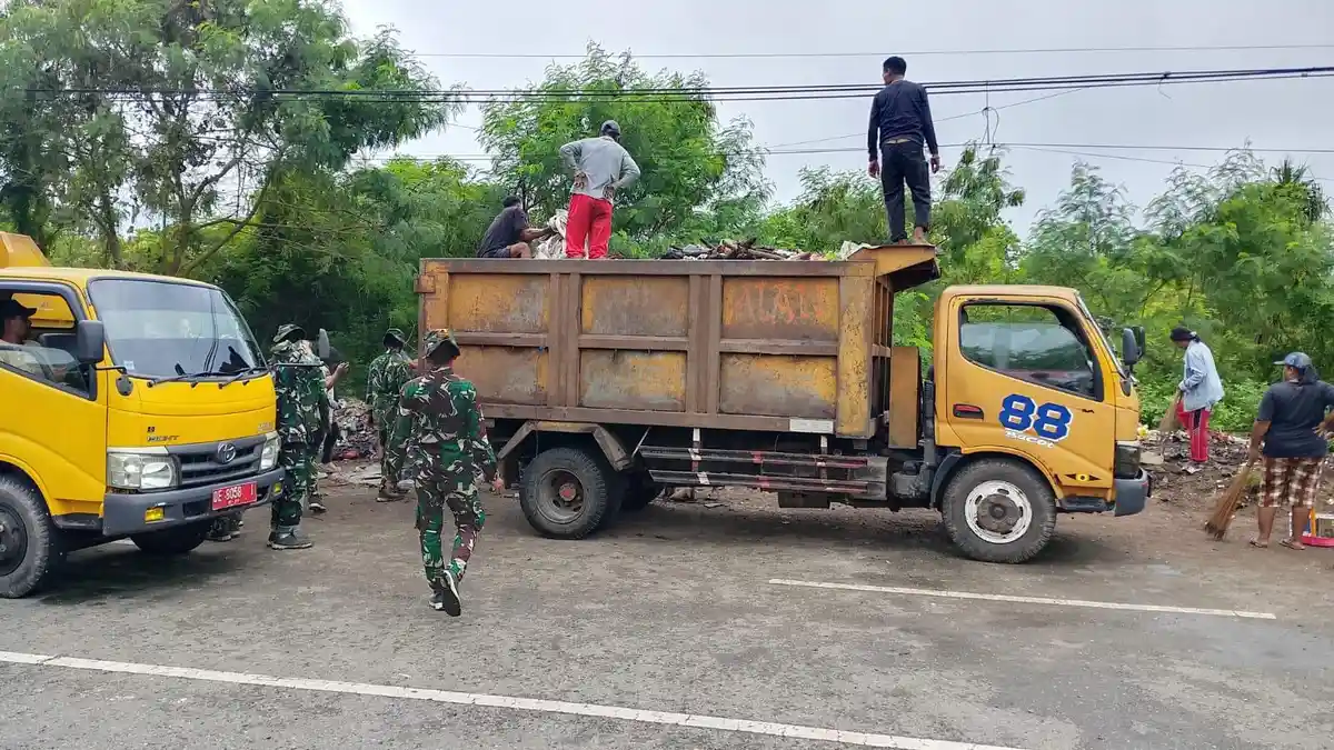 TPS Liar Dibersihkan, DLH Tual Gandeng TNI dan Pasang Tanda Larangan