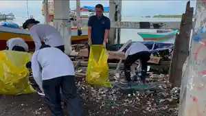 Pemkot-Palopo-melakukan-aksi-bersih-bersih-sampah-plastik-di-TPI-dan-Pasar-Rakyat-Andi-Tadda.jpg