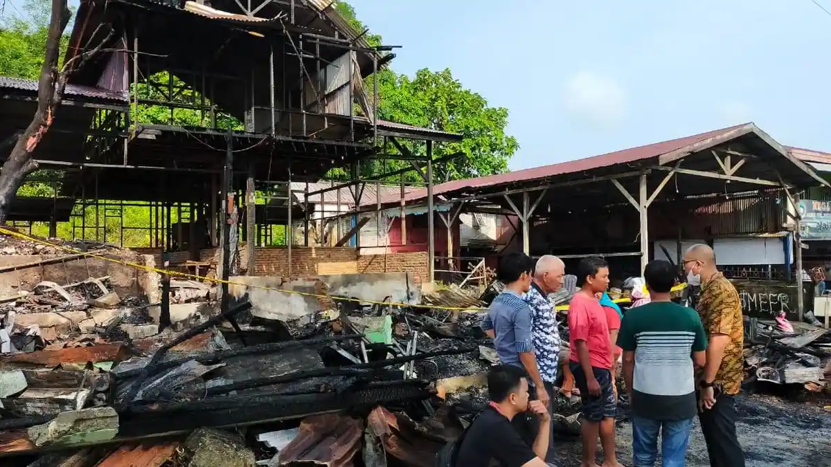 Diduga Arus Pendek Listrik, Tempat Service Elektronik di Simeulue Ludes Terbakar