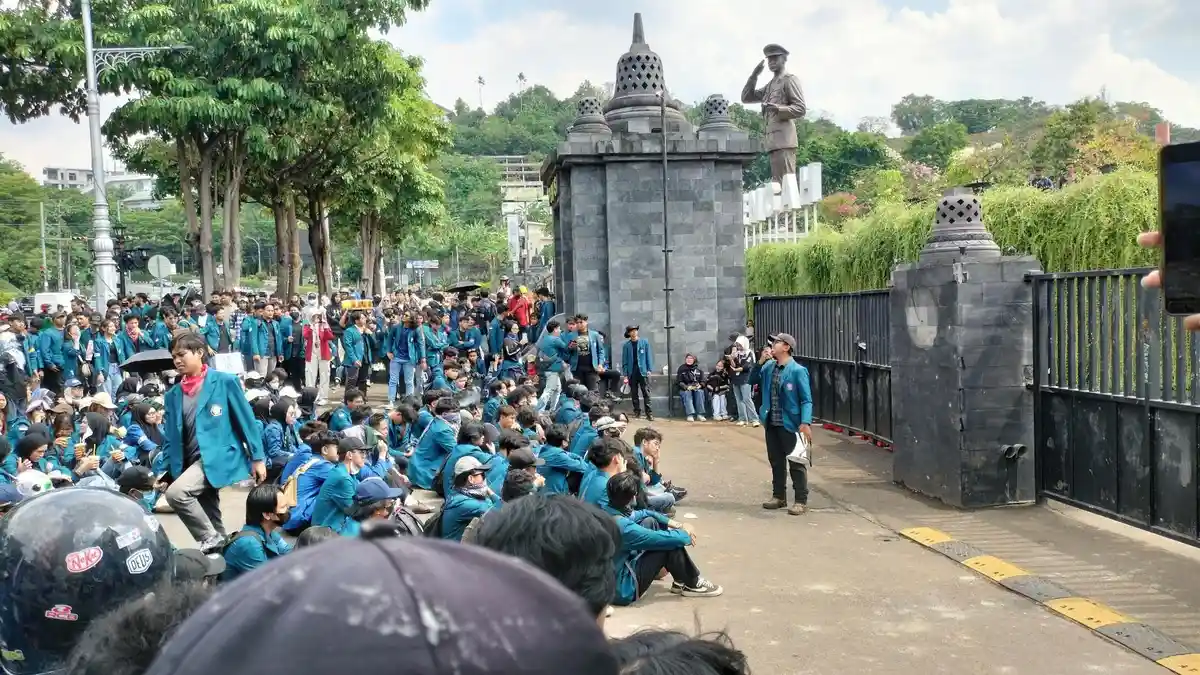 Ini Alasan Mahasiswa Undip Bubarkan Aksi Lebih Dini di Depan Polda Jateng
