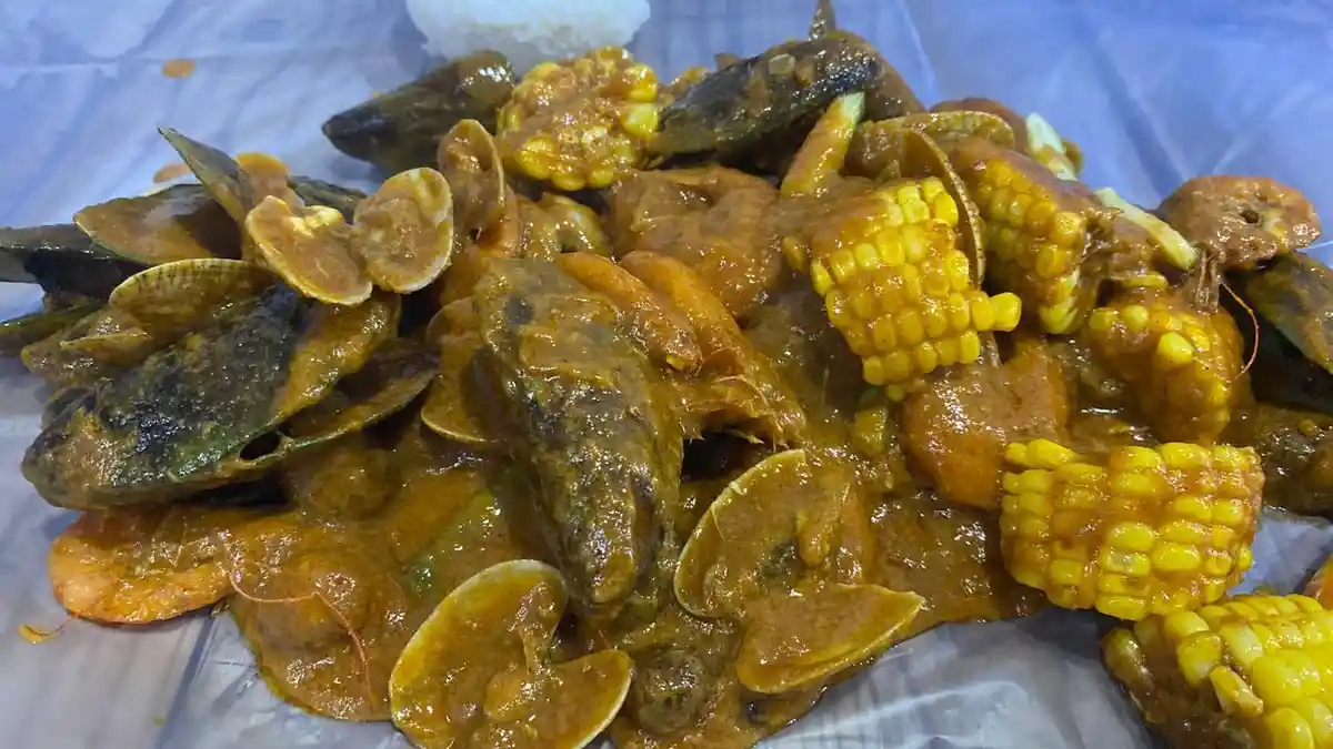 Menikmati Hidangan Seafood di Jalan Lengkong Kecil, Dilengkapi Saus Padang Hingga Saus Telur Asin