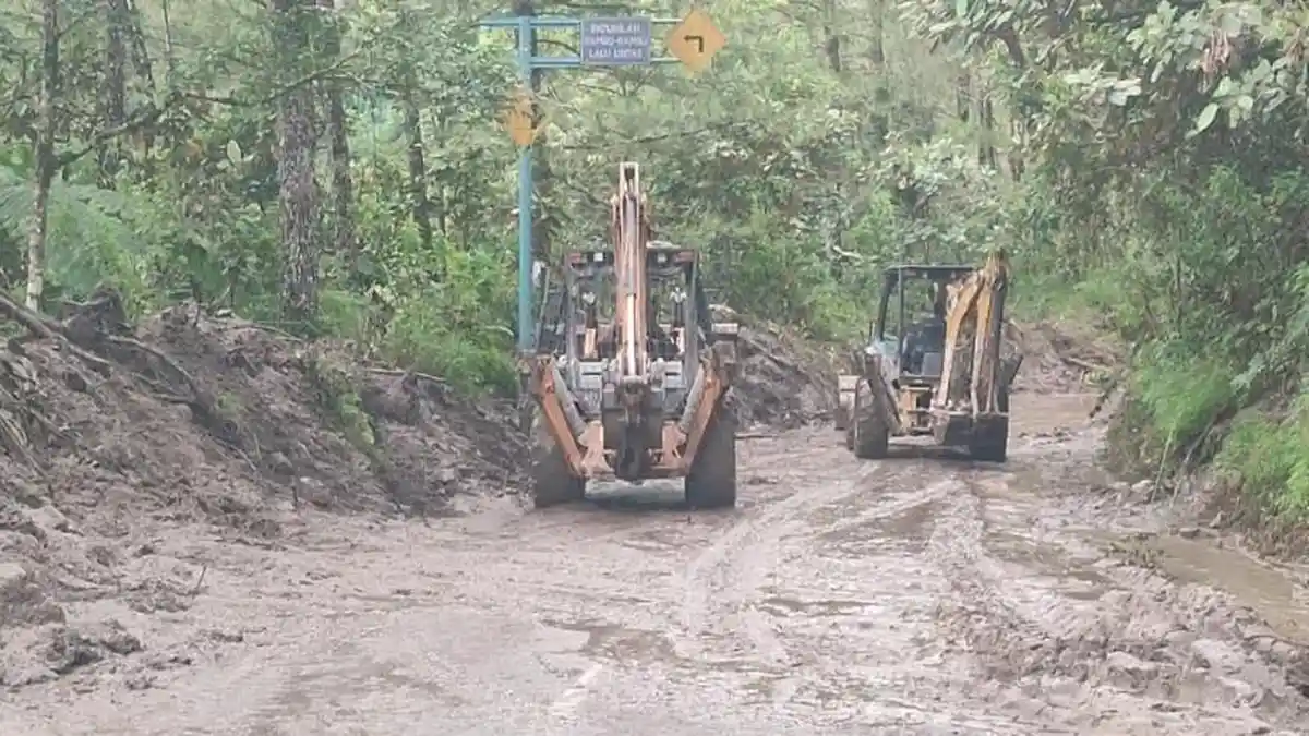 Masuki Hari Kedua, BPBD dan Dinas PU Kembali Bersihkan Jalan Menuju Silahisabungan, Tersisa 3 Titik