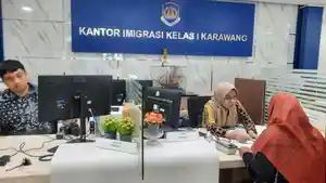 Suasana-pelayanan-pembuatan-paspor-di-Kantor-Imigrasi-Karawang.jpg