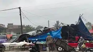 Pasar-Smart-Pasangkayu-setelah-diterjang-angin-puting-beliung-pada-Jumat-2722026.jpg