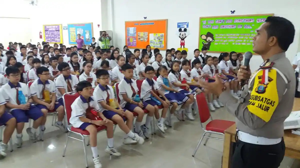 Kasat Lantas Berikan Materi Tentang Lalu Lintas di Prime One School