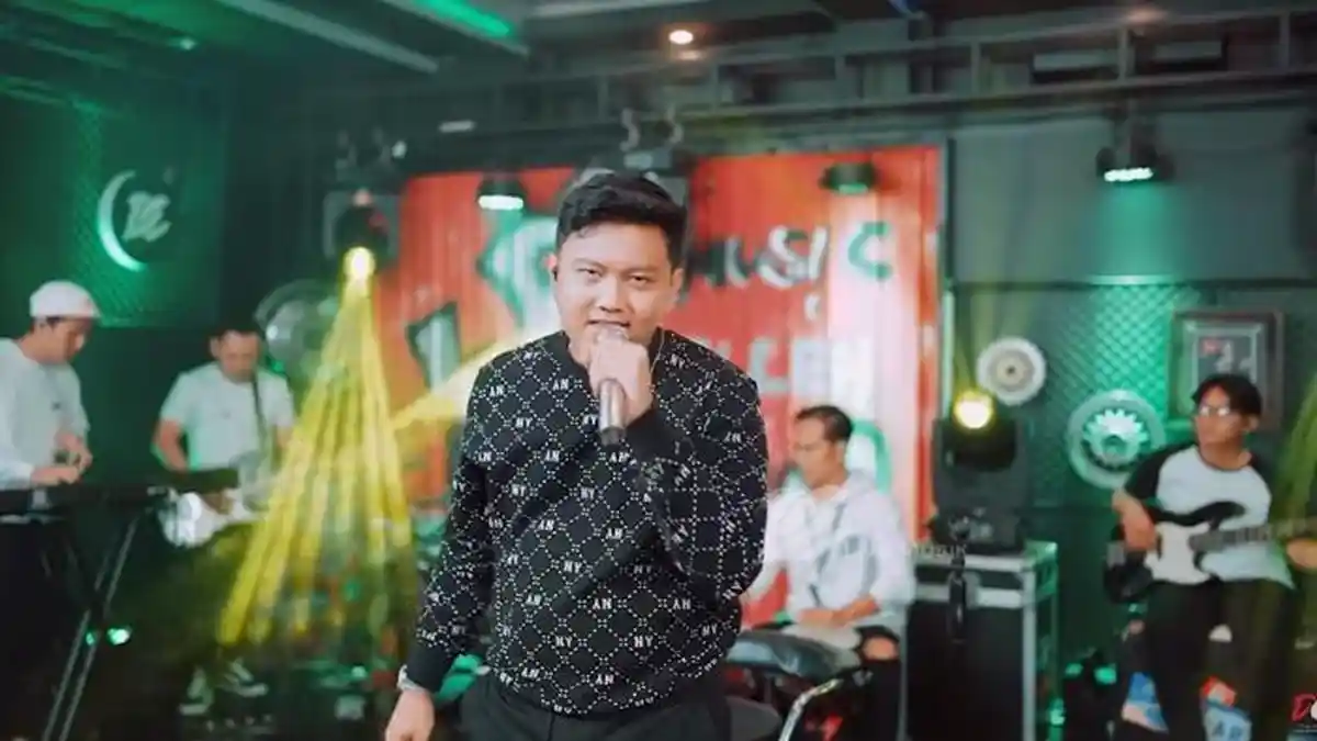 Lirik dan Terjemahan Lagu Kartonyono Medot Janji yang dipopulerkan Denny Caknan