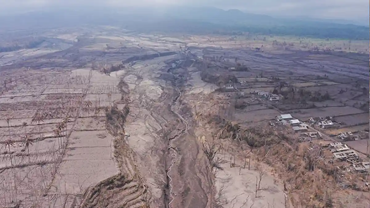 Foto Sebelum dan Sesudah Gunung Semeru Meletus, Jejak Awan Panas Terlihat Jelas