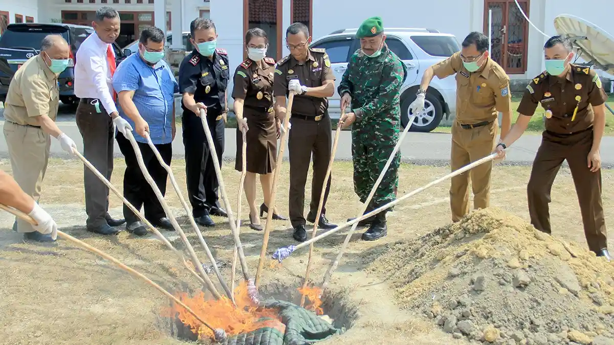 Kejari Babar Musnahkan Barang Bukti 81 Perkara Pidana Umum dan Satu Khusus