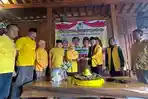 Plt-Ketua-DPD-Partai-Golkar-Kabupaten-Pasuruan-M-Syaifullah-saat-potong-tumpeng-di-acara-tasyakuran.jpg