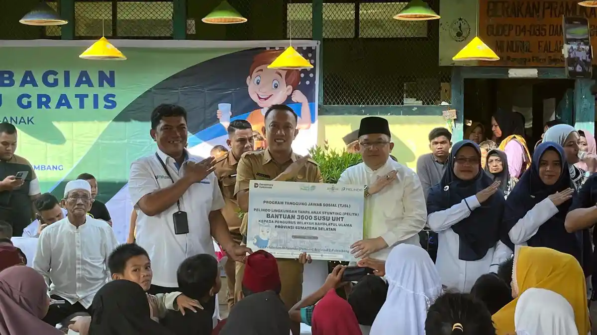 Pelindo Regional 2 Palembang Bersama PWNU Sumsel Bagikan 3.500 Kotak Susu UHT Gratis