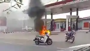 Tangkapan-layar-satu-unit-sepeda-motor-terbakar-di-SPBU.jpg