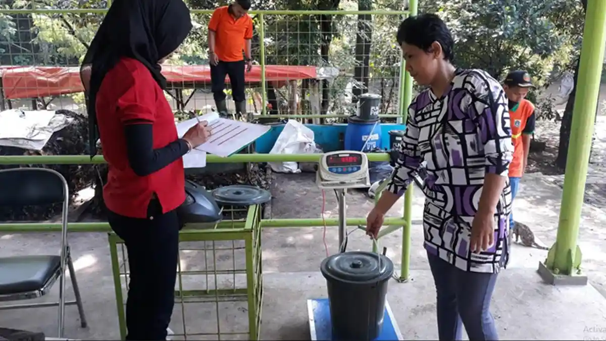 Tetap Tanam Enceng Gondok Di Kali, Ini Manfaat Enceng Gondok Menurut UPK Badan Air