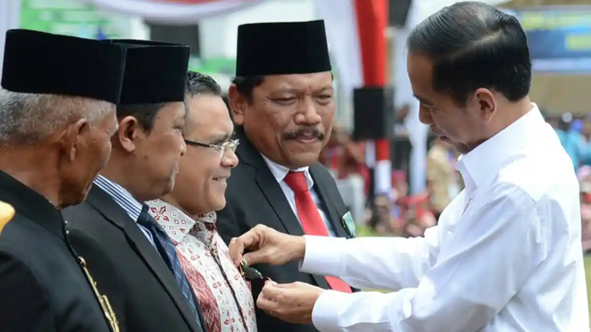 Kembangkan Pertanian Banyuwangi, Bupati Anas Terima Penghargaan Satya Lencana Wirakarya